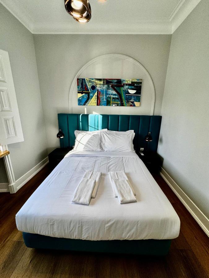 Relax And Explore And Lissabon