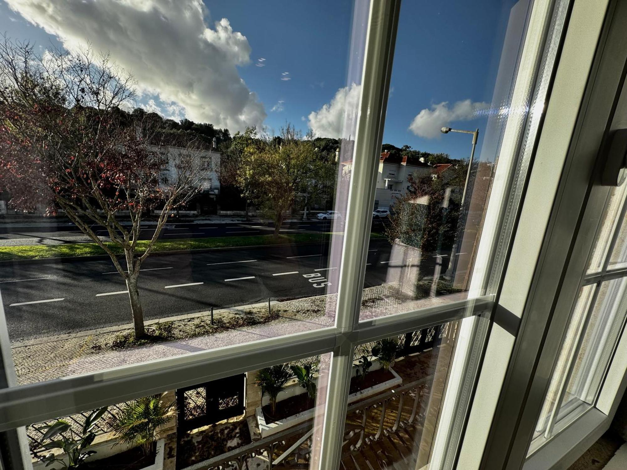 Relax And Explore And * Lissabon
