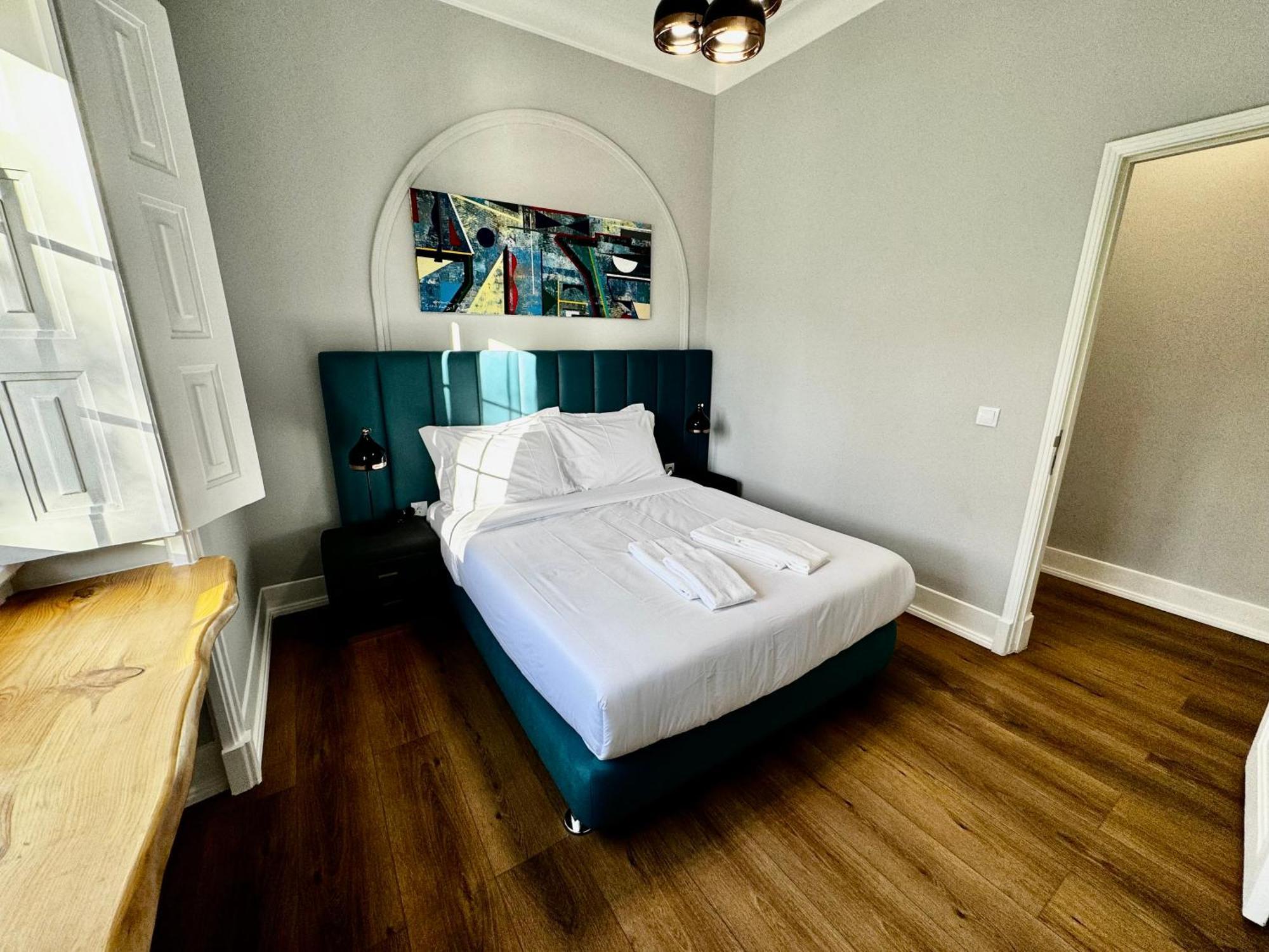 Relax And Explore And Lissabon